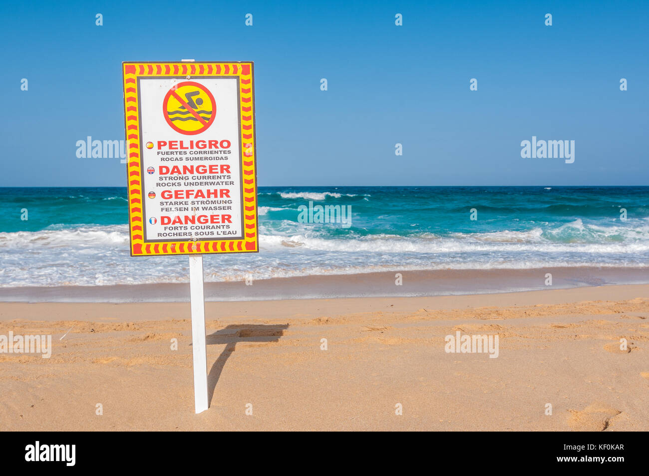 Segnaletica di pericolo, le forti correnti e le rocce sottomarine, Parque Natural de las Dunas de Corralejo, Fuerteventura, Isole Canarie, Spagna Foto Stock