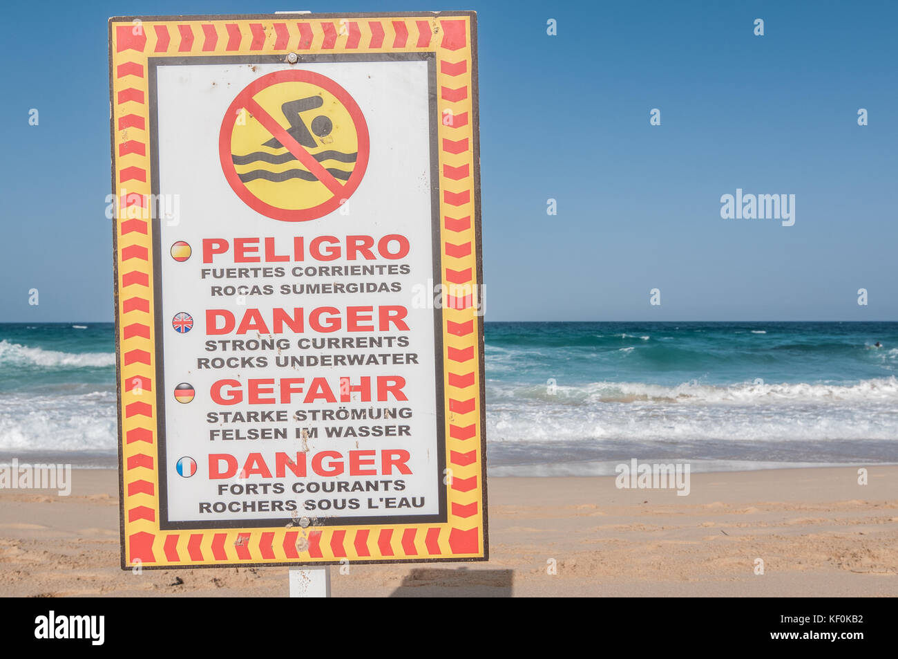 Segnaletica di pericolo, le forti correnti e le rocce sottomarine, Parque Natural de las Dunas de Corralejo, Fuerteventura, Isole Canarie, Spagna Foto Stock