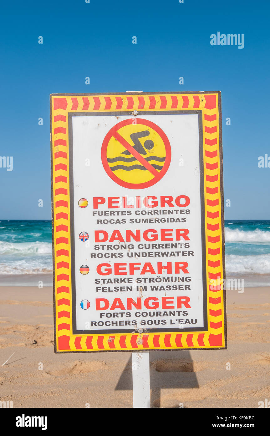 Segnaletica di pericolo, le forti correnti e le rocce sottomarine, Parque Natural de las Dunas de Corralejo, Fuerteventura, Isole Canarie, Spagna Foto Stock
