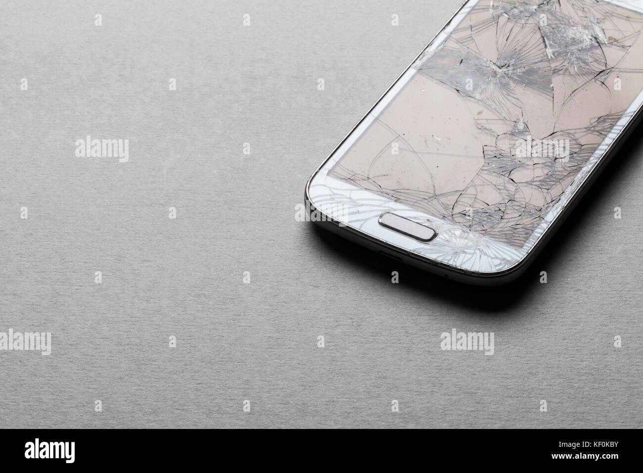 Fracassato shattered schermo rotto di un mobile smartphone Foto Stock