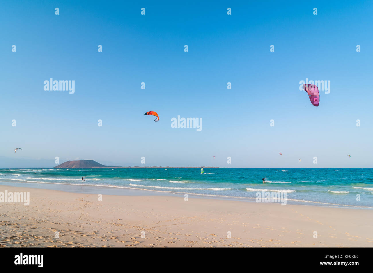 Persone che praticano il kite surf sulla spiaggia, Parque Natural de las Dunas de Corralejo, Fuerteventura, Isole Canarie, Spagna Foto Stock