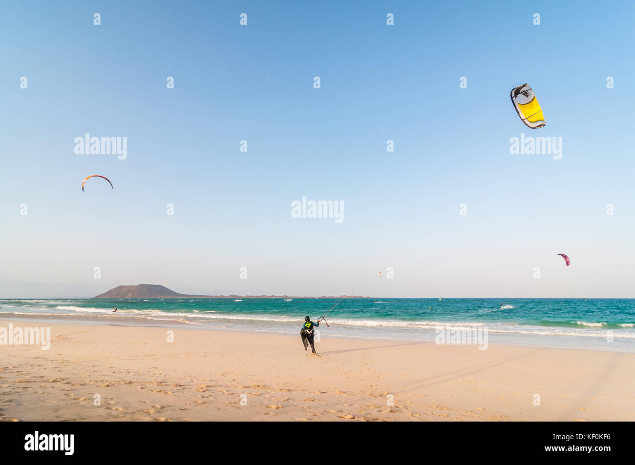 Persone che praticano il kite surf sulla spiaggia, Parque Natural de las Dunas de Corralejo, Fuerteventura, Isole Canarie, Spagna Foto Stock