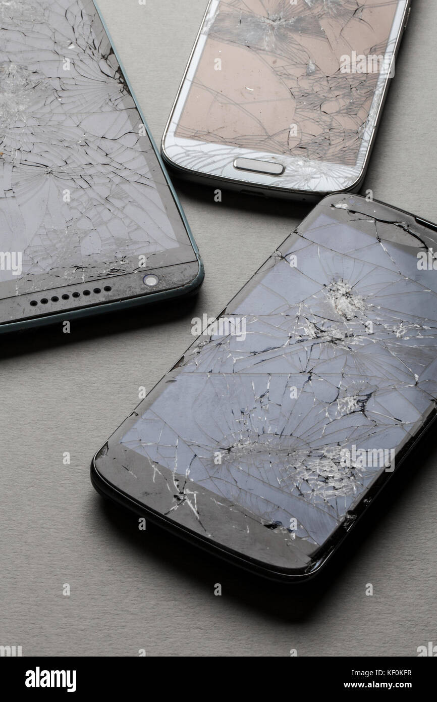 Fracassato shattered schermo rotto di un mobile smartphone Foto Stock