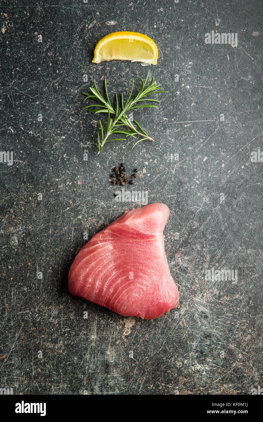 Il lombo di agnello crudo trita la carne con erbe aromatiche fresche, spezie  e olio da cucina su sfondo grigio tavolo da cucina. Vista dall'alto Foto  stock - Alamy