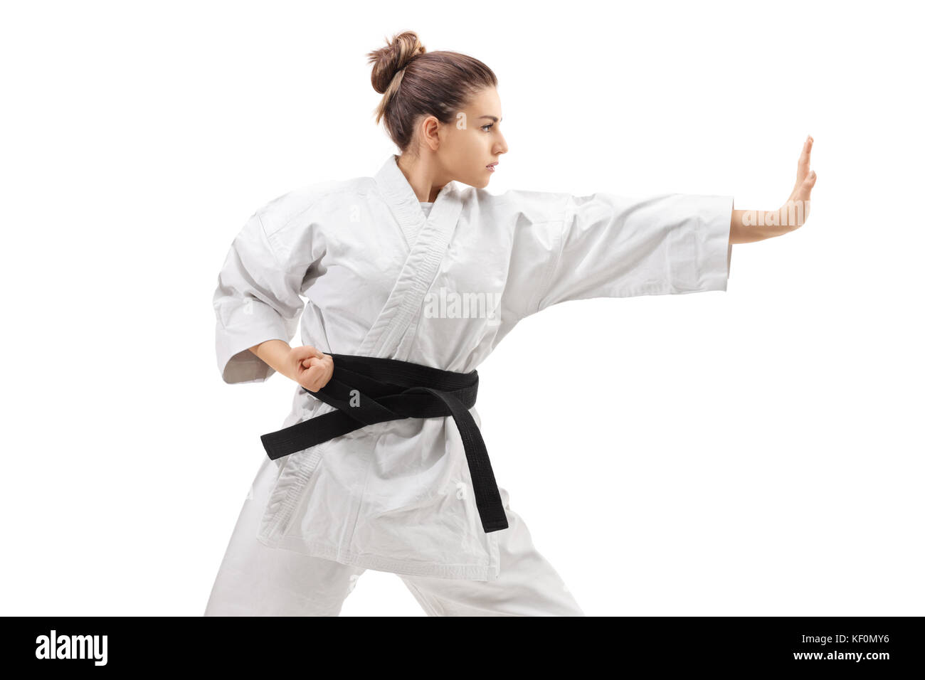 Giovane donna in un kimono a praticare il karate isolati su sfondo bianco Foto Stock