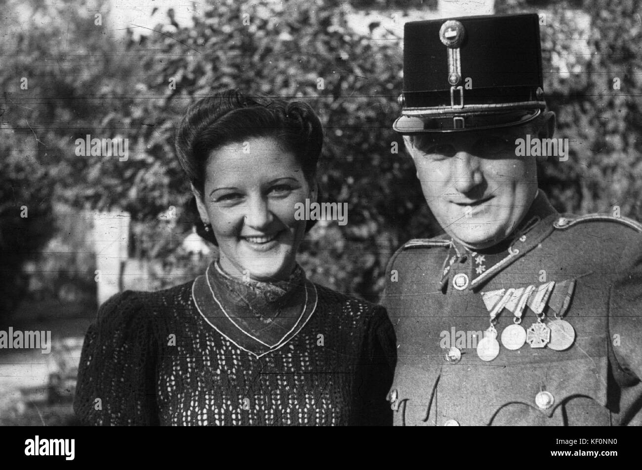 Una fotografia o un riferimento storico che mostra un uomo e una donna in uniforme, entrambi con medaglie. L'immagine rappresenta probabilmente un momento di riconoscimento o onore in un contesto militare o di servizio. Foto Stock