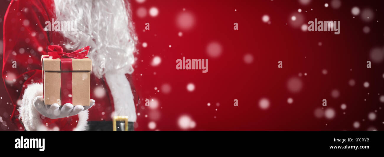 Santa Claus azienda confezioni regalo nella neve Foto Stock