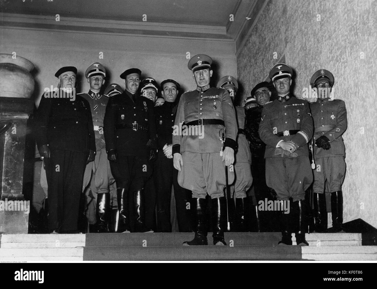 Questa fotografia del 1940 mostra figure di spicco della Germania nazista, tra cui Reinhard Heydrich, Heinrich Daluege e Wilhelm Wolff a Berlino. L'immagine cattura il contesto storico della seconda guerra mondiale e della leadership nazista durante quel periodo. Foto Stock