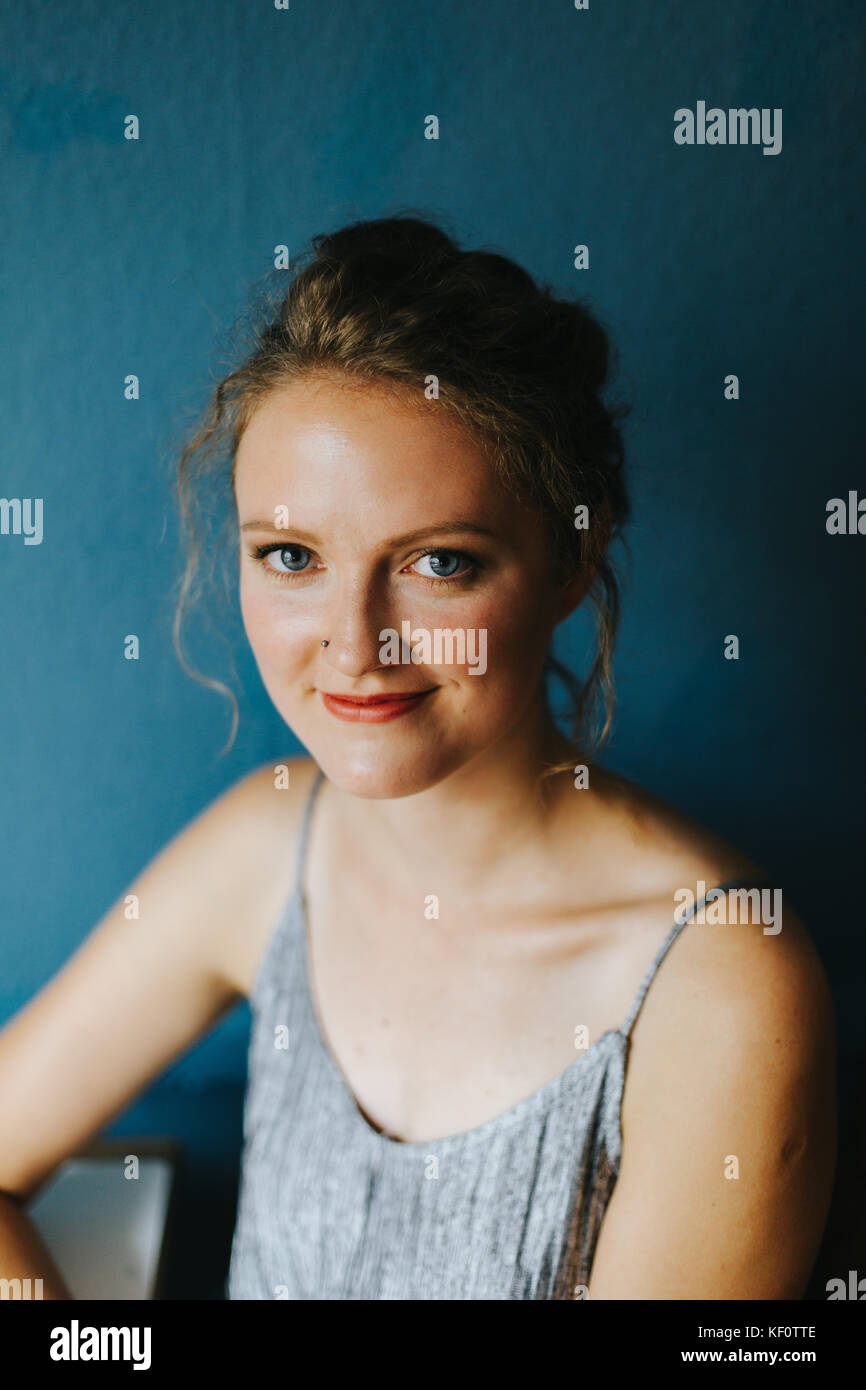 Ritratto di giovane donna bionda sorridente Foto Stock