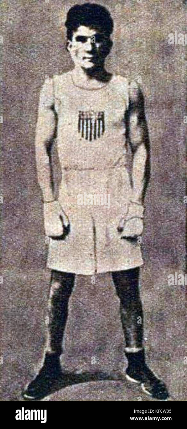 Questa immagine mette in evidenza Fidel LaBarba, campione olimpico di pugilato dei pesi mosca del 1924. La vittoria di LaBarba segnò un momento significativo nella storia della boxe olimpica. Foto Stock