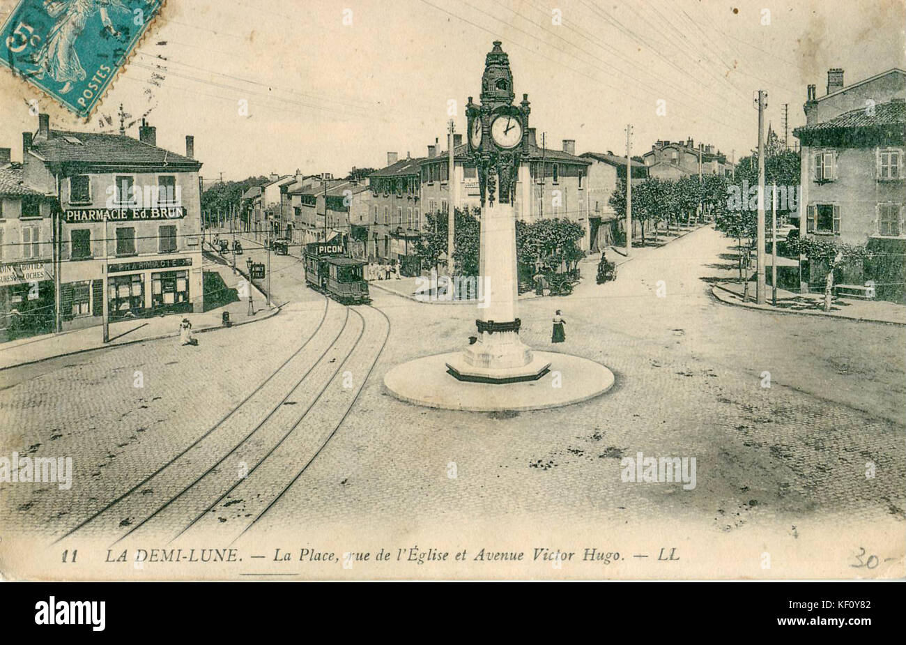 LL 11 LA DEMI LUNE La Place rue de l'Eglise et Avenue Victor Hugo Foto Stock