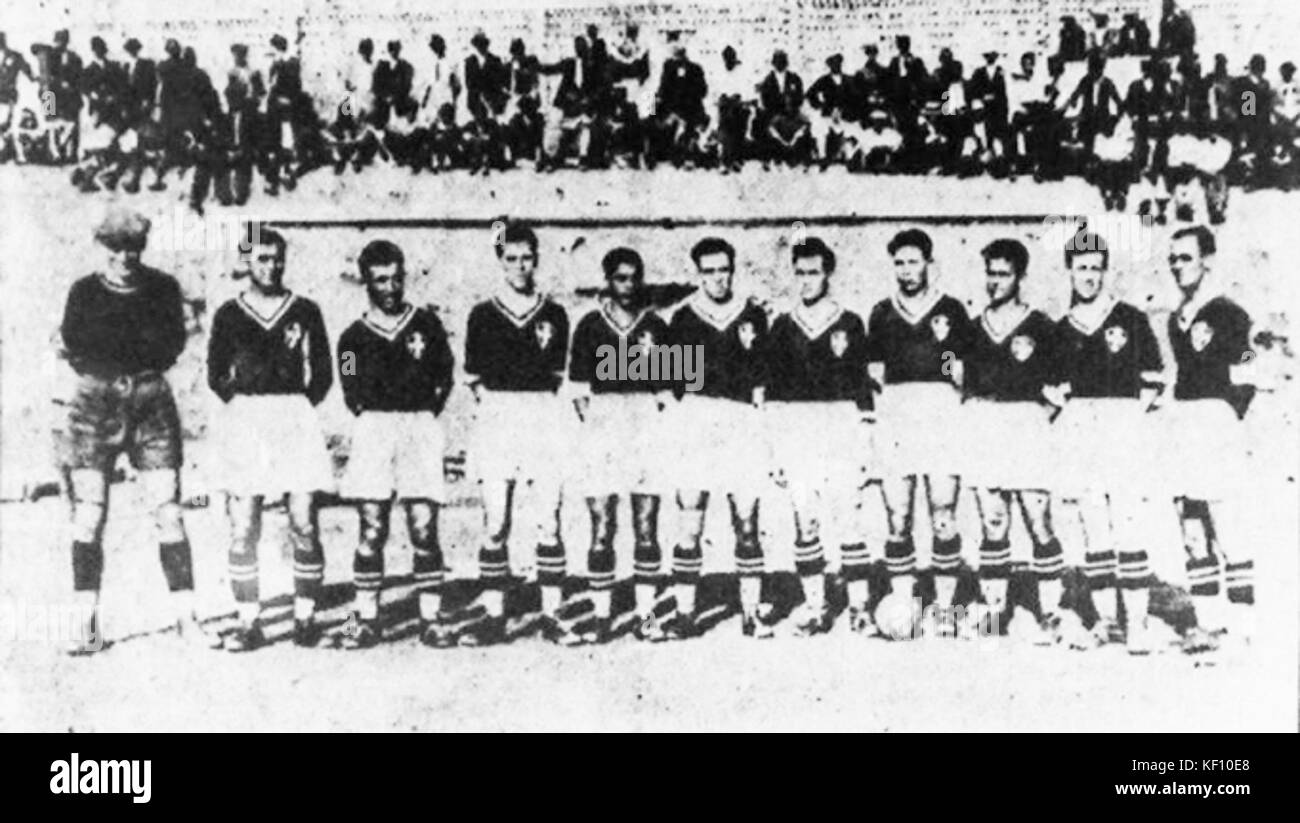 Una storica partita di calcio con l'Ethnikos Piraeus, un importante club di calcio greco, giocata nel 1933. La partita fa parte della storia iniziale del club nel calcio greco. Foto Stock