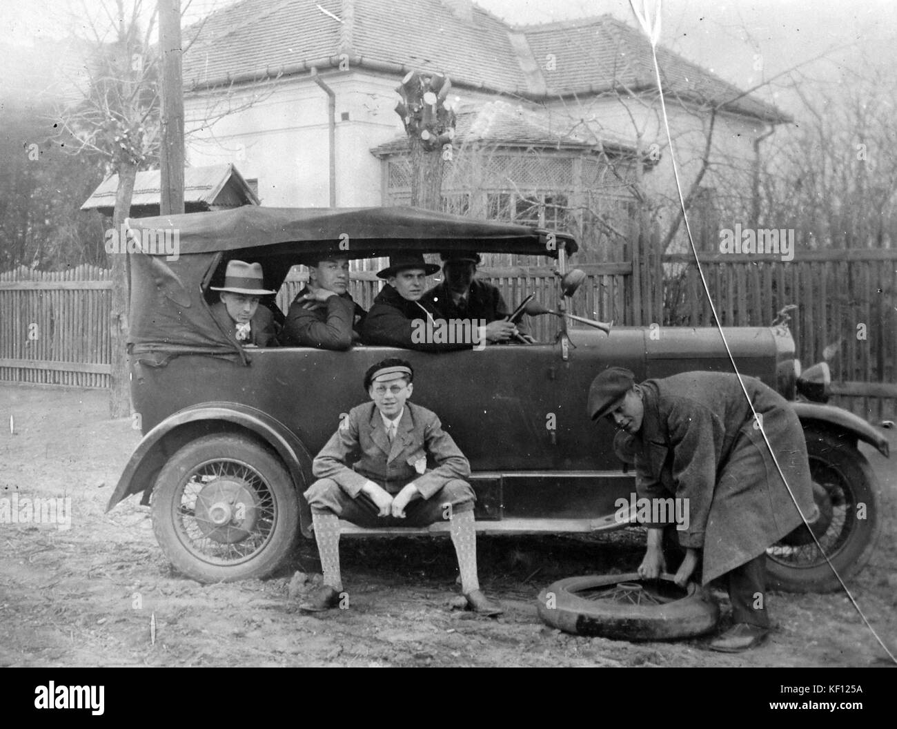 Marchio Ford, automobile brand americano, riparazione auto, uomini 4994 Foto Stock