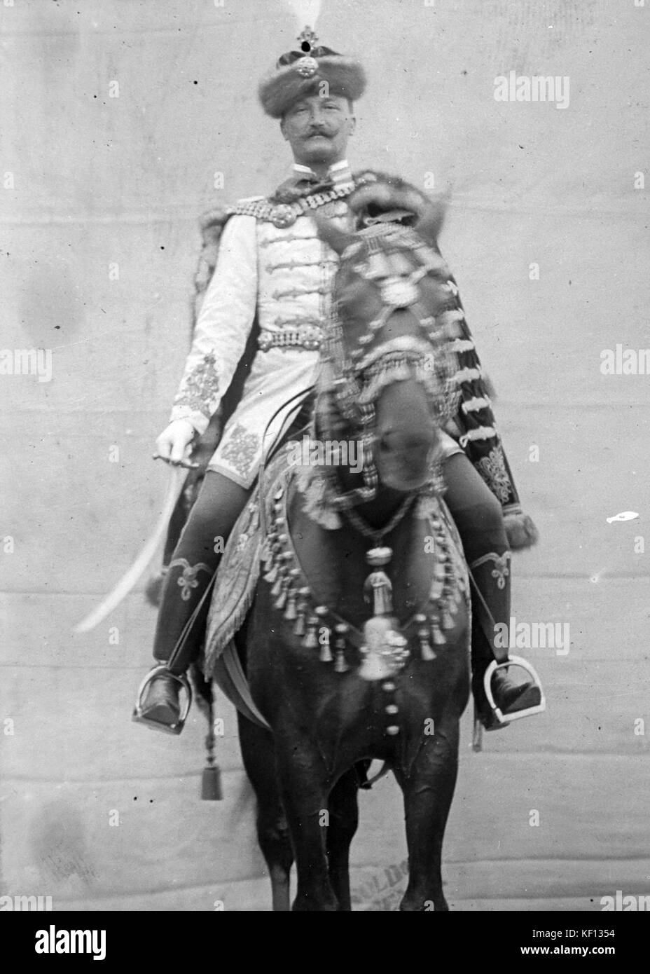 Questa immagine raffigura un cavallo e un cavaliere, catturando il legame tra l'animale e il suo cavaliere. Riflette il ruolo dell'equitazione in varie culture sia come sport che come mezzo di trasporto nel corso della storia. Foto Stock