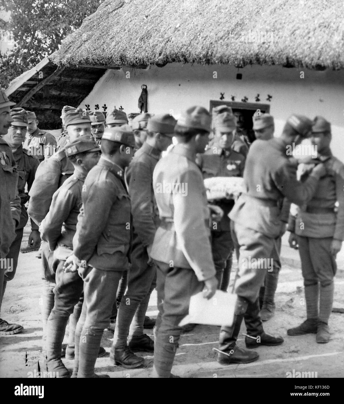 La Prima Guerra Mondiale, soldato, uomini, uniforme, villaggio, tetto di paglia, medaglia 10773 Foto Stock
