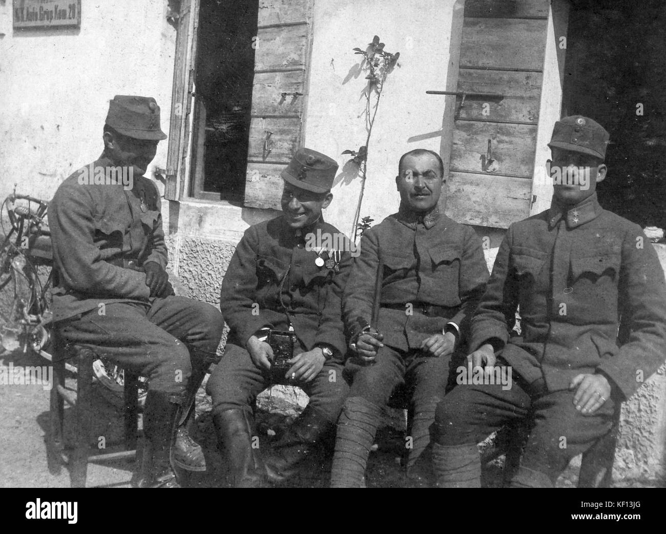 La Prima Guerra Mondiale, tableau, uniforme, uomini, barrack, fotocamera, divertente, cortile, medaglia, motociclo 12628 Foto Stock
