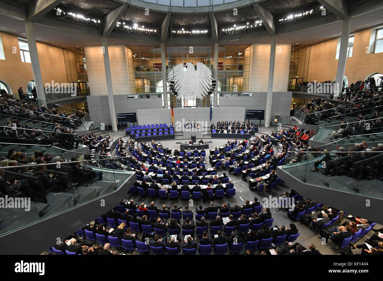 Berlino, Germania. 24 ottobre 2017. Deputati che partecipano alla sessione inaugurale del 19° Bundestag tedesco (legislatura federale) nella sala plenaria del palazzo del Reichstag a Berlino, in Germania, il 24 ottobre 2017. Crediti: Ralf Hirschberger/dpa/Alamy Live News Foto Stock