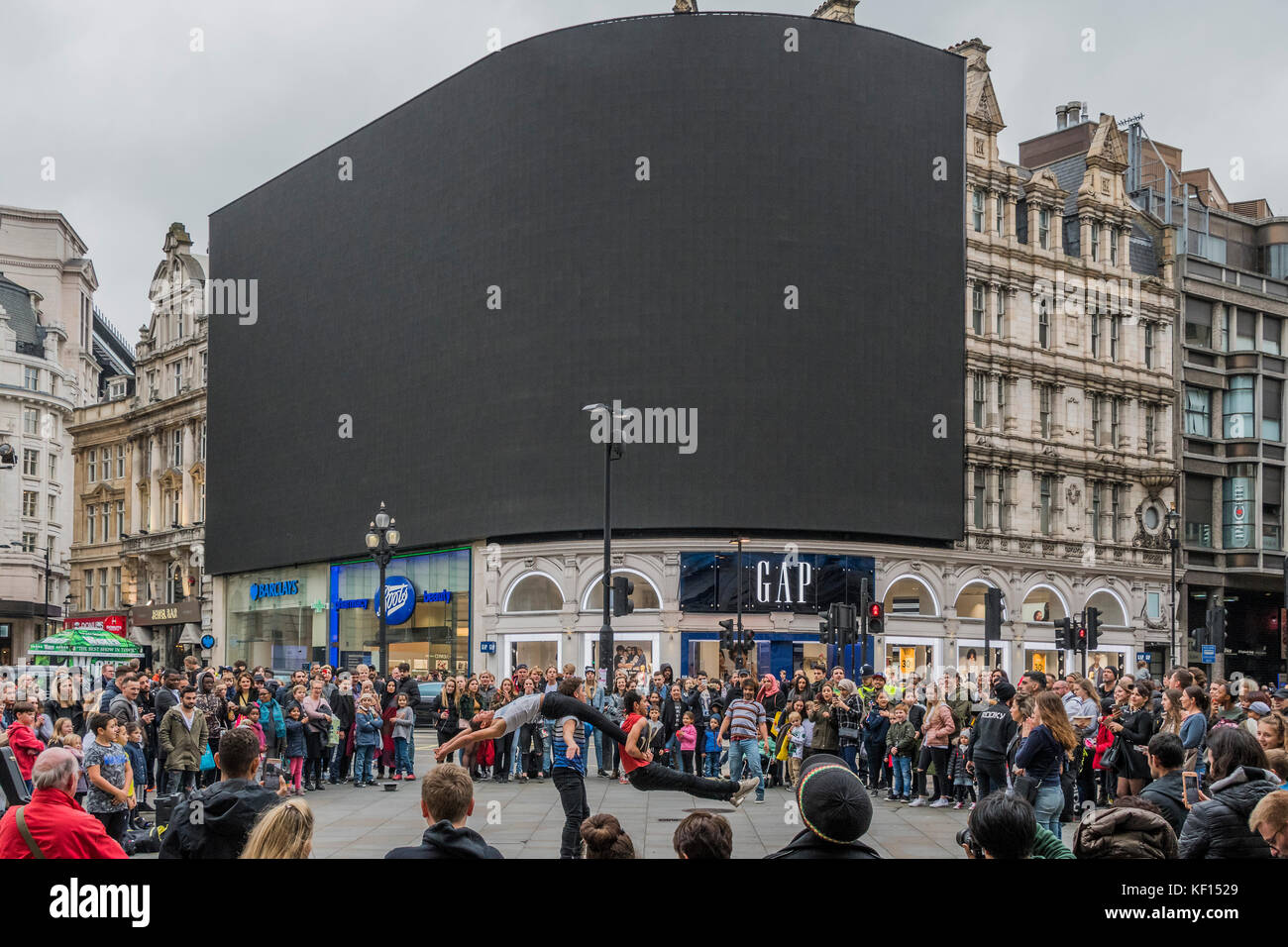 Londra, Regno Unito. 24 ottobre, 2017. Il gigante pubblicità hording è ora pronto per il suo lancio. O rimane nero opaco o mostra l'hashtag #piccadillyon. Credito: Guy Bell/Alamy Live News Foto Stock