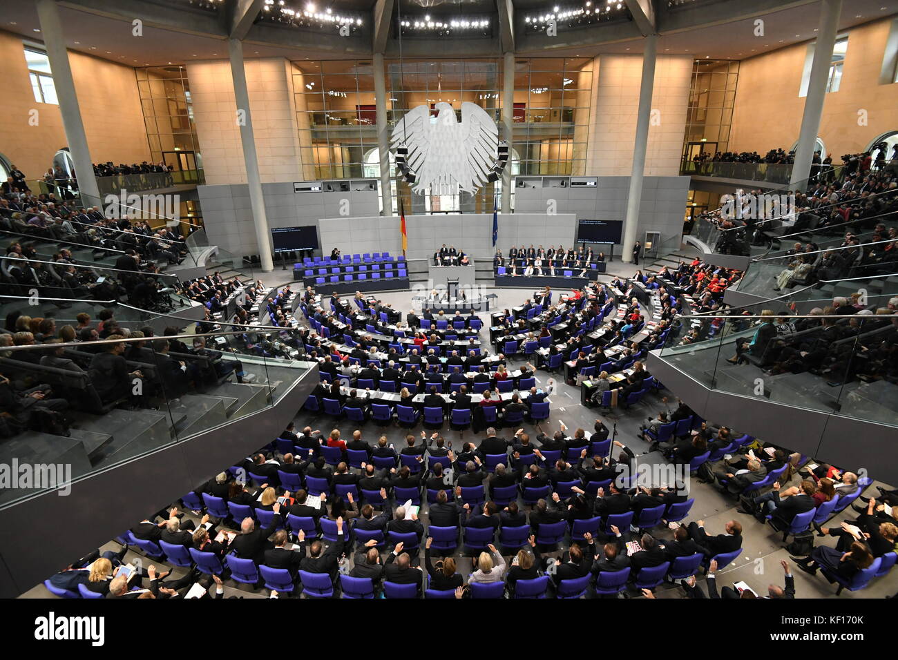 Berlino, Germania. 24 ottobre 2017. Vista della sessione inaugurale del 19° Bundestag tedesco (legislatura federale) nella sala plenaria del palazzo del Reichstag a Berlino, Germania, 24 ottobre 2017. Crediti: Ralf Hirschberger/dpa/Alamy Live News Foto Stock