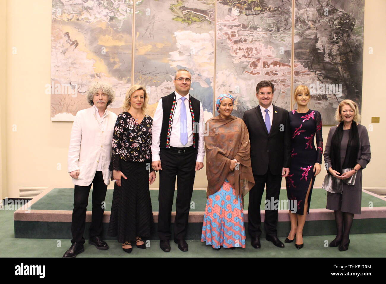 Onu, new york, Stati Uniti d'America. 24 ott 2017. sulla Giornata delle Nazioni unite, presidente dell'assemblea generale Miroslav Lajcak e dal vice segretario generale amina mohammed prima nazionale slovacca folklore ballet evento. Credito: Matthew russell lee/alamy live news Foto Stock