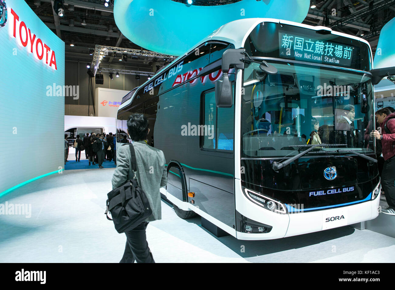 Tokyo, Giappone. 25 ottobre 2017. Toyota presenta il suo nuovo autobus a celle a combustibile al 45° Salone dell'automobile di Tokyo. Crediti: Yuichiro Tashiro /Alamy Live News Foto Stock