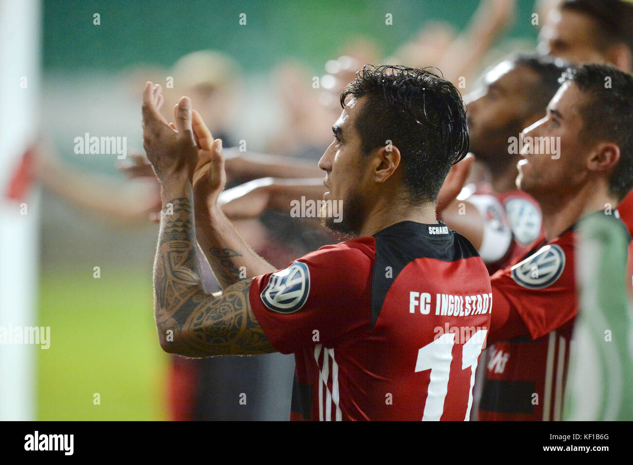 Furth, Germania. 24 ottobre 2017. Il Dario Lezcano dell'Ingolstadt tifa per i suoi fedeli tifosi dopo la partita di calcio della DFB Cup 1-3 tra SpVgg Greuther Furth e FC Ingolstadt 04 nel Ronhof Sport Park di Furth, Germania, il 24 ottobre 2017. Credito: Timm Schamberger/dpa/Alamy Live News Foto Stock