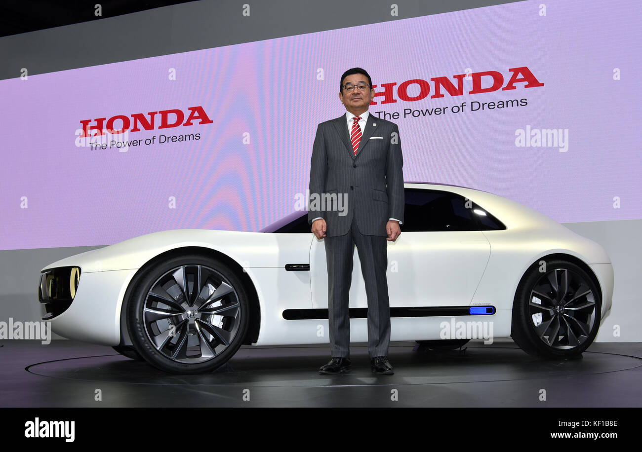 Tokyo, Giappone. 25 ottobre 2017. Il presidente Takahiro Hachigo di Japans Honda introduce Honda Sports EV Concept durante l'anteprima stampa del mercoledì del Salone dell'automobile di Tokyo 2017 al Tokyo Big Sight il 25 ottobre 2017. Il salone dell'auto apre le porte al grande pubblico sabato per una settimana, mostrando auto ecocompatibili e mettendo in evidenza le interazioni tra conducenti e veicoli con le principali tecnologie di intelligenza artificiale. Crediti: Natsuki Sakai/AFLO/Alamy Live News Foto Stock