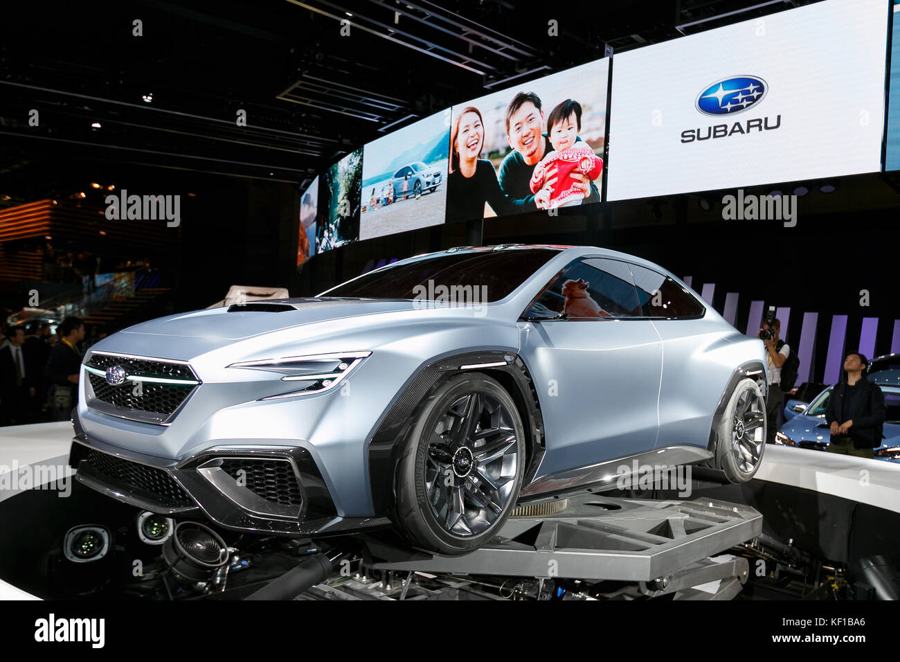 Tokyo, Giappone. 25 ott 2017. la nuova Subaru viziv concetto prestazioni veicolo sul display durante il quarantacinquesimo Tokyo Motor Show 2017 a Tokyo Big Sight il 25 ottobre 2017, Tokyo, Giappone. motor show di Tokyo 2017 sarà vetrina di nuovo le soluzioni per la mobilità di oltre 153 giapponese e case automobilistiche all'estero. la mostra è aperta al pubblico dal 26 ottobre al 5 novembre. Credito: rodrigo reyes marin/aflo/alamy live news Foto Stock