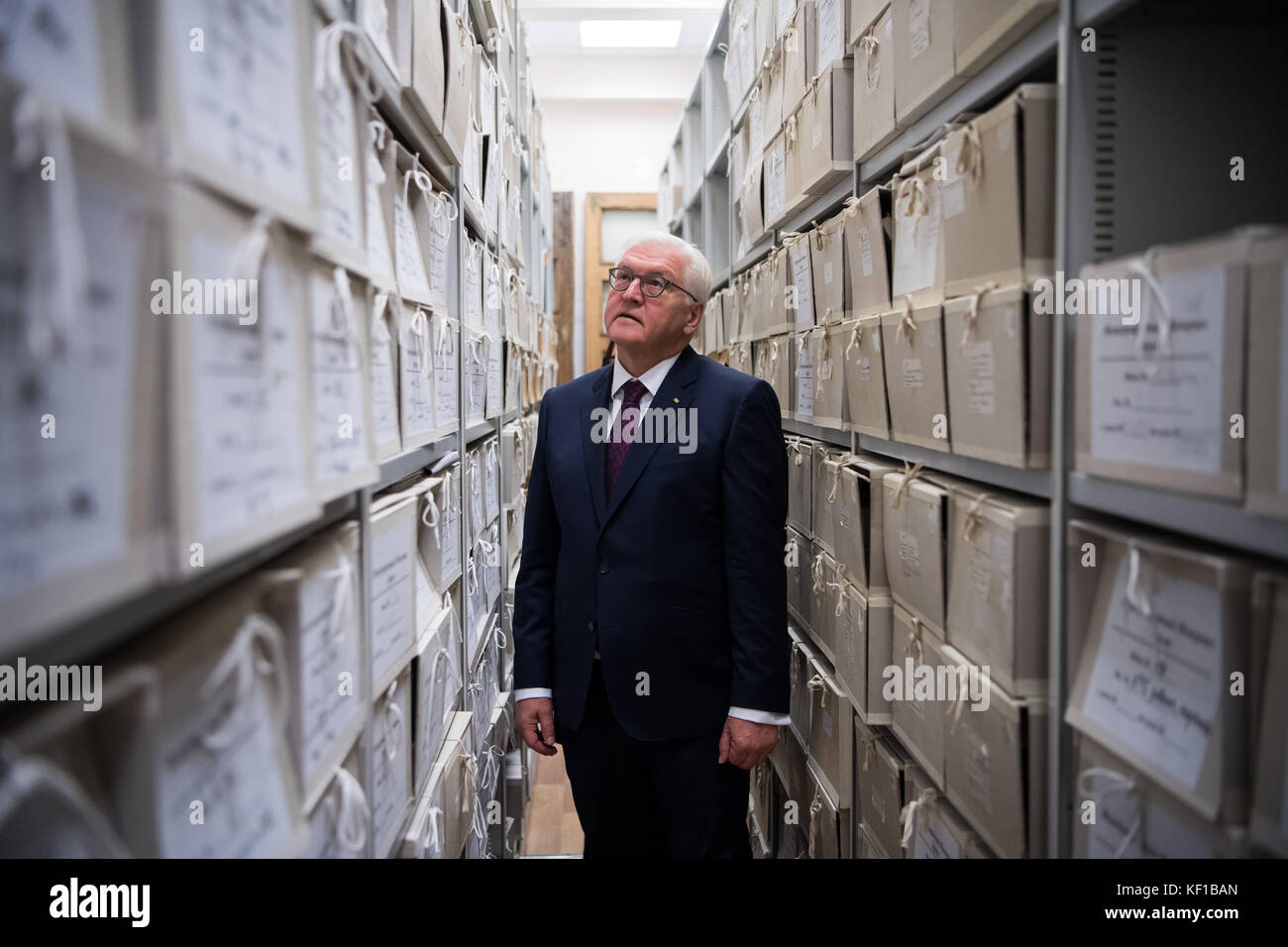 Mosca, Russia. 25 ottobre 2017. il presidente federale tedesco Frank-Walter Steinmeier visita l'archivio del centro della società russa per i diritti civili "Memorial" a Mosca, Russia, 25 ottobre 2017. Durante il suo soggiorno di un giorno incontrerà il presidente Putin e diverse attività per i diritti umani tra le altre. Credito: dpa Picture Alliance/Alamy Live News Foto Stock