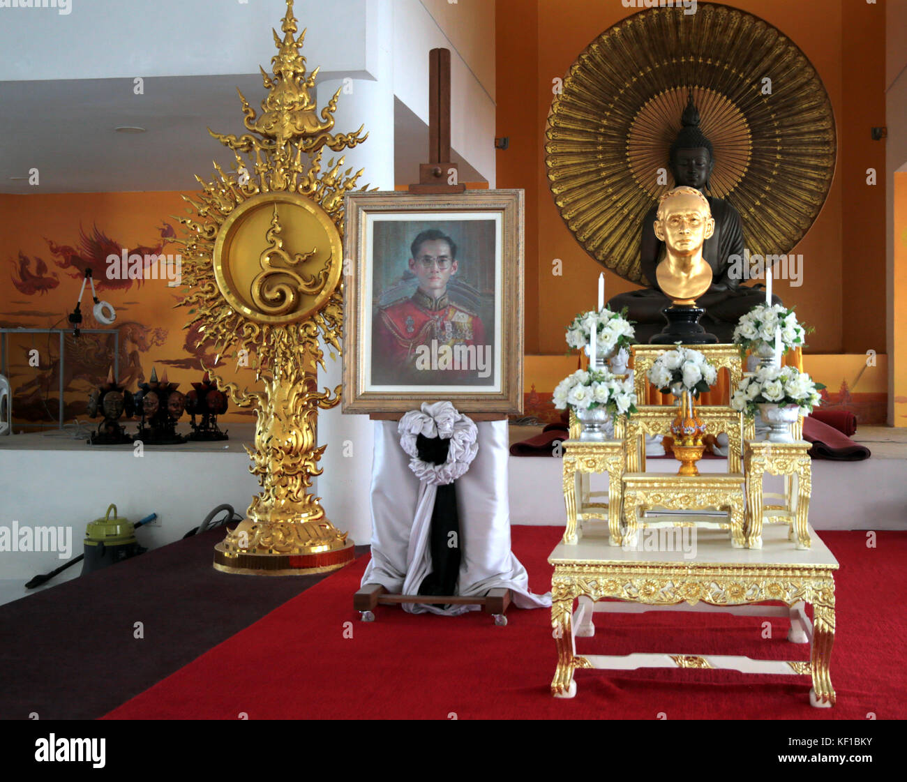 Chiang Rai, Thaliand. 25 ottobre 2017. Sono in corso i preparativi per celebrare la cerimonia di cremazione reale di sua Maestà il re Bhumibol Adulyadej. Wat Rong Khunor meglio conosciuto come il Tempio bianco usa pezzi di vetro nell'intonaco, brillanti al sole. Il colore bianco indica la purezza del Buddha, mentre il vetro simboleggia la saggezza del Buddha e il Dhamma, gli insegnamenti buddisti. Crediti: Paul Quezada-Neiman/Alamy Live News Foto Stock