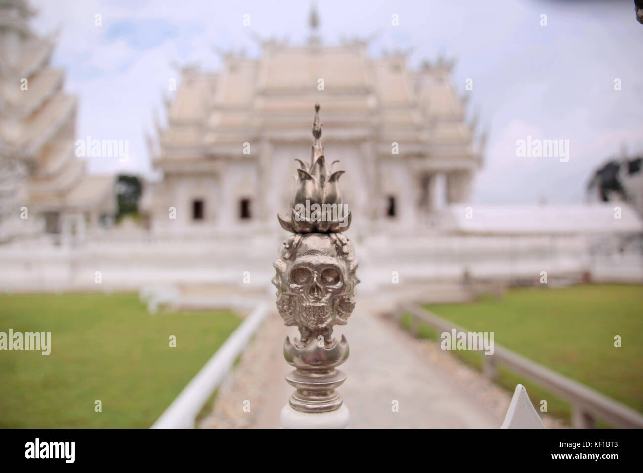 Chiang Rai, thaliand. 25 ott 2017. Sono in corso i preparativi per celebrare il royal cerimonia di cremazione di sua maestà il re Bhumibol Adulyadej. wat rong khunor meglio noto come il tempio bianco utilizza pezzi di vetro in gesso, brilla al sole. Il colore bianco indica la purezza del buddha, mentre il vetro simboleggia il buddha la saggezza e il dhamma, il buddista insegnamenti. Credito: Paolo quezada-Neiman/alamy live news Foto Stock