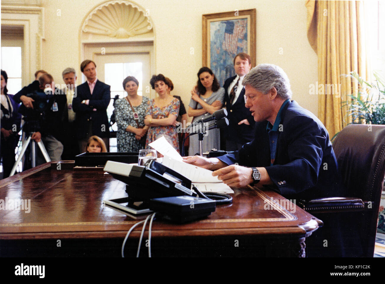 Il presidente degli Stati Uniti Bill Clinton discute il suo piano di servizio nazionale durante il suo discorso radiofonico settimanale alla nazione dall'Ufficio ovale della Casa Bianca a Washington, DC il 1 maggio 1993. Nelle sue osservazioni, il Presidente ha affermato: "Sono determinato ad aprire le porte dell'istruzione universitaria e a dare agli studenti americani l'opportunità di pagarla attraverso un programma di servizio nazionale”. L'indirizzo è stato trasmesso sabato 1 maggio 1993 alle 10:06. Credito: Casa Bianca via CNP - NESSUN SERVIZIO DI TELECOMUNICAZIONE - foto: Casa Bianca/foto notizie consolidate/Casa Bianca via CNP Foto Stock