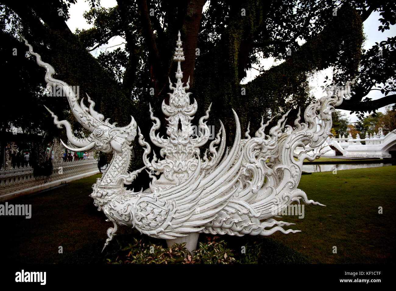 Chiang Rai, Thaliand. 25th Ott 2017. Sono in corso preparativi per celebrare la cerimonia di cremazione reale di sua Maestà il Re Bhumibol Adulyadej. Wat Rong Khunor meglio conosciuto come il Tempio Bianco usa pezzi di vetro nell'intonaco, scintillante al sole. Il colore bianco indica la purezza del Buddha, mentre il vetro simboleggia la saggezza del Buddha e il Dhamma, gli insegnamenti buddisti. Credit: Paul Quezada-Neiman/Alamy Live News Foto Stock