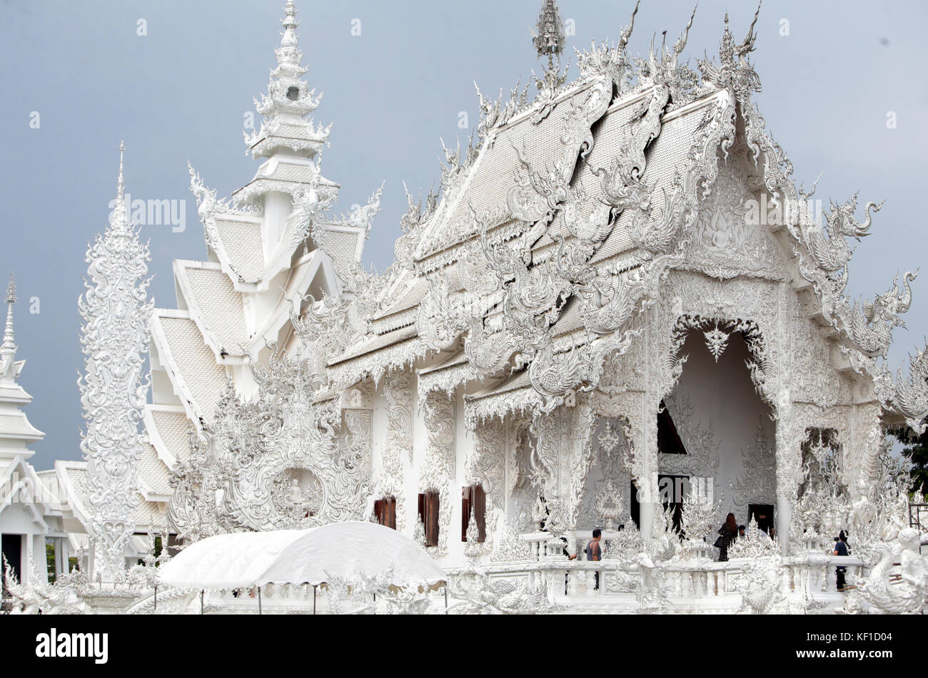 Chiang Rai, thaliand. 25 ott 2017. Sono in corso i preparativi per celebrare il royal cerimonia di cremazione di sua maestà il re Bhumibol Adulyadej. wat rong khunor meglio noto come il tempio bianco utilizza pezzi di vetro in gesso, brilla al sole. Il colore bianco indica la purezza del buddha, mentre il vetro simboleggia il buddha la saggezza e il dhamma, il buddista insegnamenti. Credito: Paolo quezada-Neiman/alamy live news Foto Stock