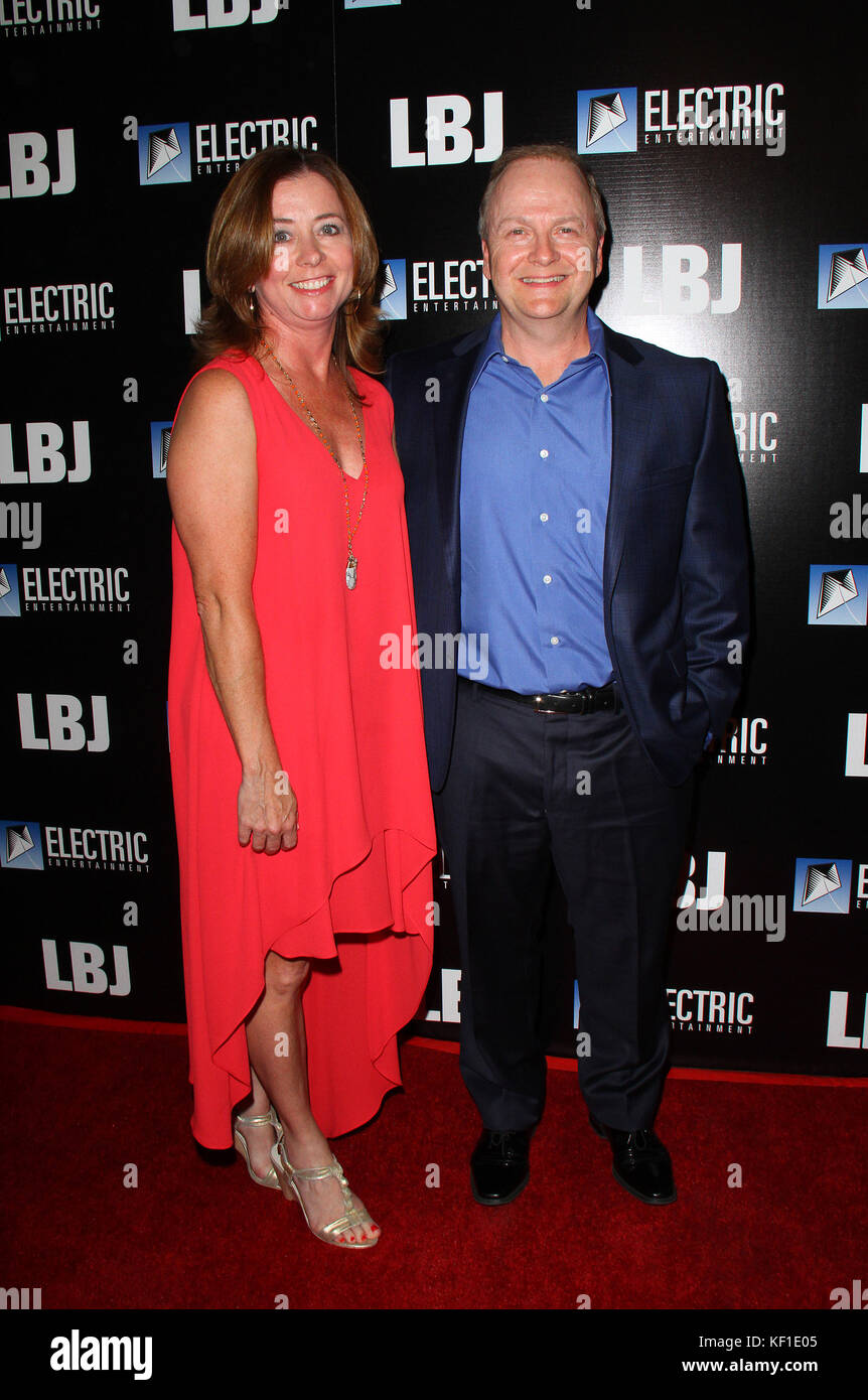 Los Angeles, CA, Stati Uniti d'America. 24 ott 2017. doug mckeon e moglie Kathy mckeon. "Lbj'' premiere mondiale tenutosi a arclight Hollywood in Los Angeles. Photo credit: admedia credito: admedia/zuma filo/alamy live news Foto Stock