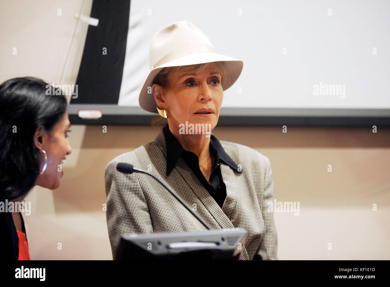 Jane Fonda parla al roc regno disuguaglianza economica incontro a roosevelt House di New York City, NY, Stati Uniti d'America, 24 ottobre 2017. Foto Stock