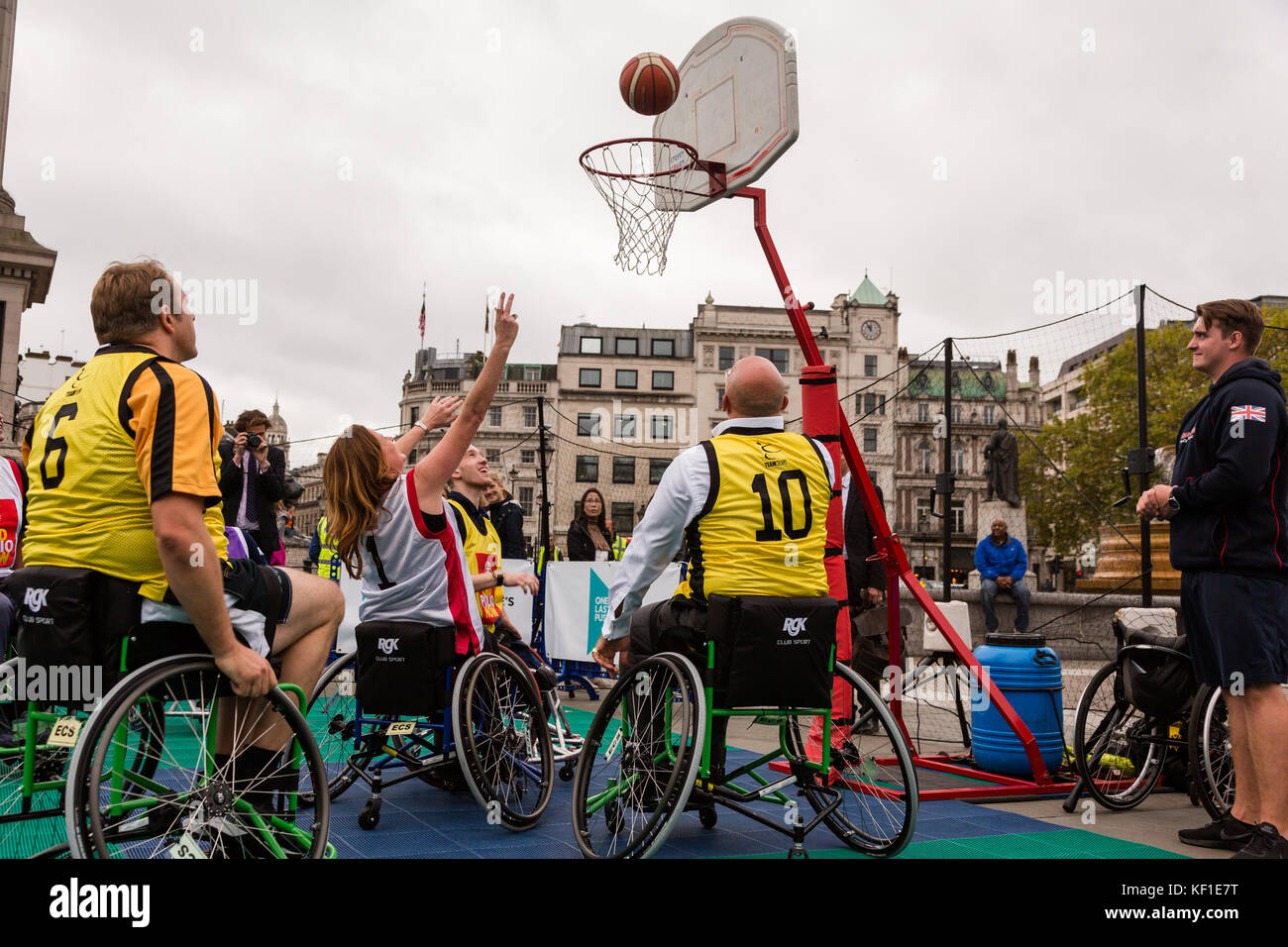 Londra, Regno Unito. 24 ottobre, 2017. MP conservatore Gillian Keegan germogli e punteggi in un basket in carrozzella corrispondono sul mondo della Polio giorno. Credito: amanda rose/Alamy Live News Foto Stock