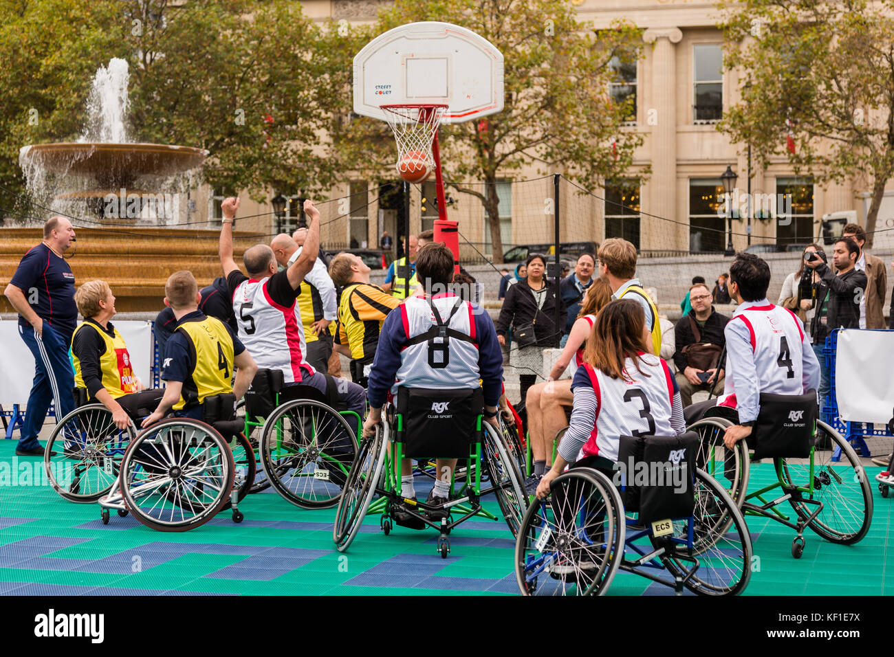 Londra, Regno Unito. 24 ottobre, 2017. British MP e British basket in carrozzella giocatori giocano a basket in carrozzella match per sollevare la consapevolezza per il mondo la polio giorno Credito: amanda rose/Alamy Live News Foto Stock