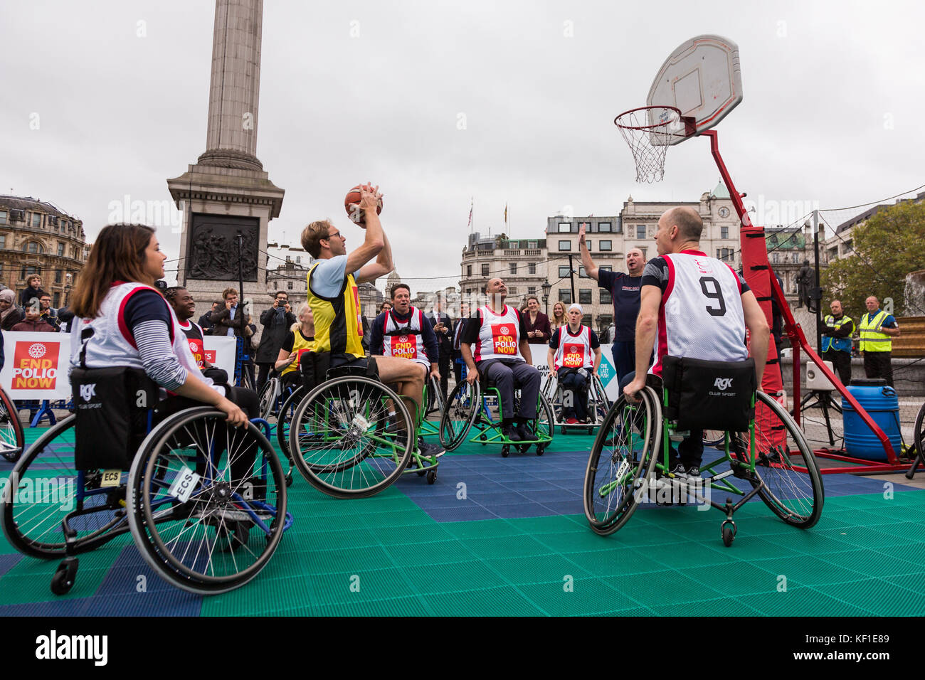 Londra, Regno Unito. 24 ottobre, 2017. MP conservatore Tobias Ellwood prende un colpo di penalità in una sedia a rotelle gioco di basket per contrassegnare il mondo Polio giorno. Credito: amanda rose/Alamy Live News Foto Stock