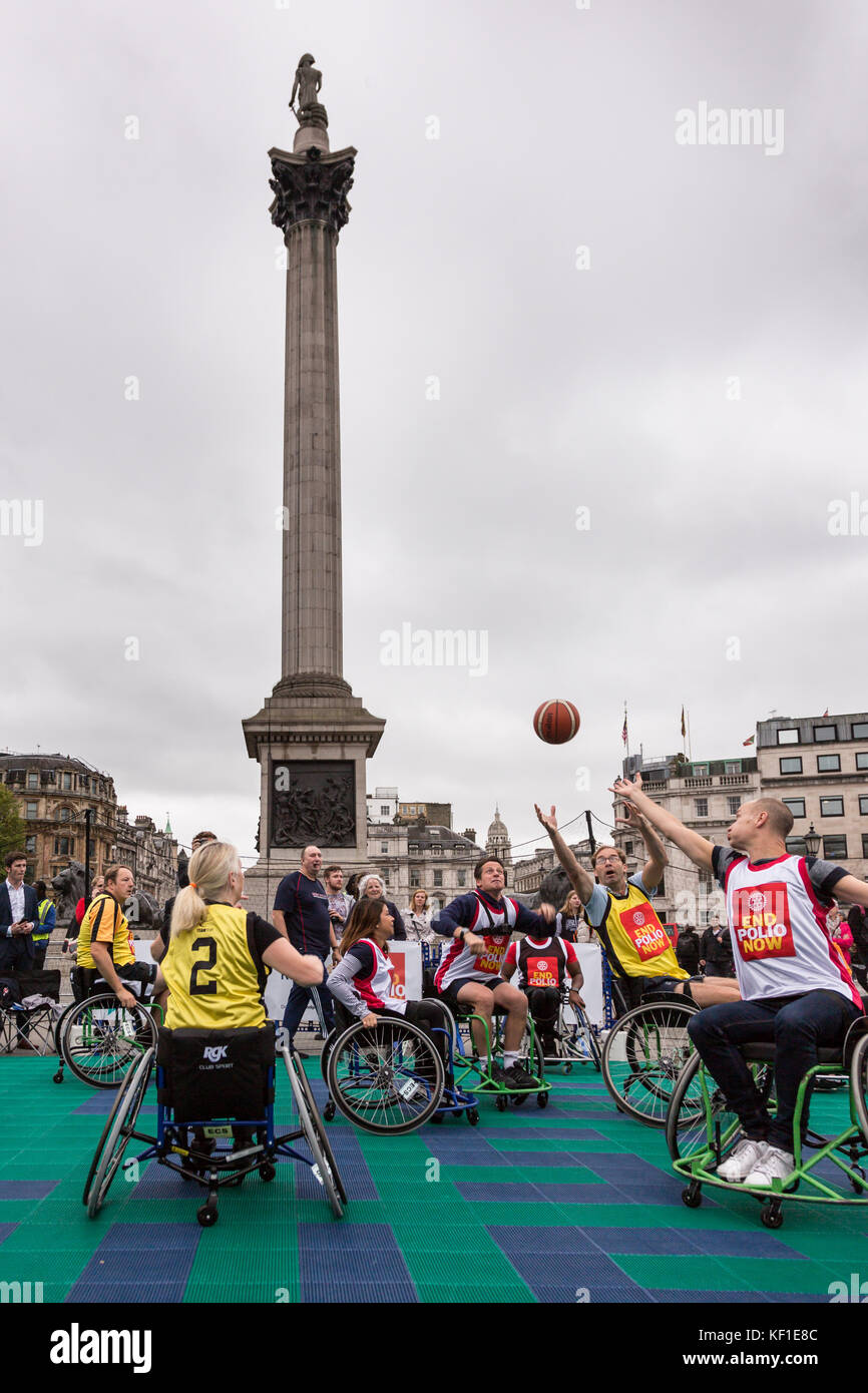 Londra, Regno Unito. 24 ottobre, 2017. British MP e British basket in carrozzella giocatori giocano a basket in carrozzella match per sollevare la consapevolezza per il mondo la polio giorno Credito: amanda rose/Alamy Live News Foto Stock