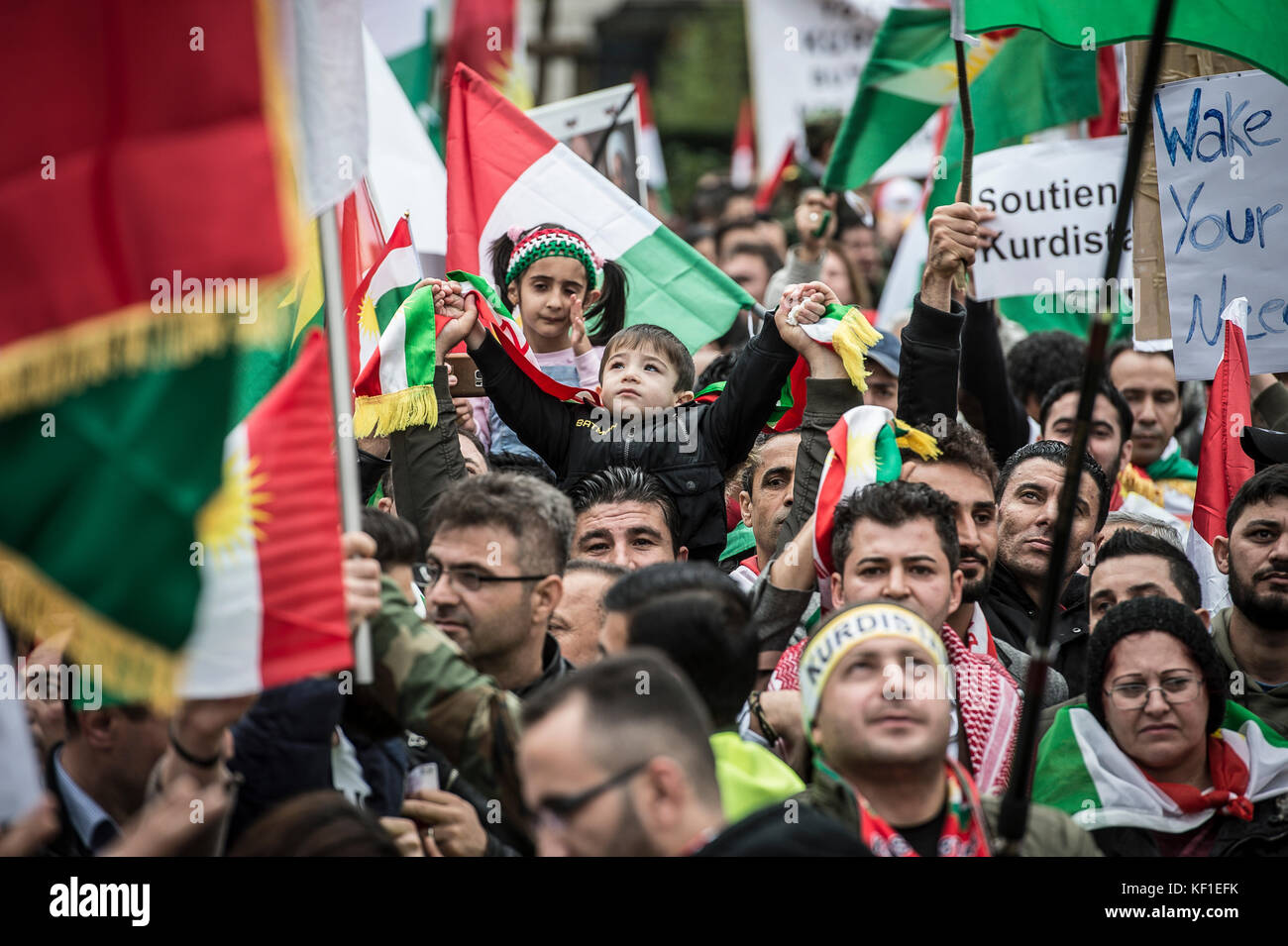 I curdi protestano di fronte alla sede del Consiglio europeo a Bruxelles, Belgio, contro 25.10.2017 manifestanti accusano l'UE di essere passiva e chiedono l'azione contro la violenza delle milizie irachene, iraniane e sciite PMF sul Kurdistan. Le forze irachene e le milizie Hashd al-Shaabi, filogovernate dagli sciiti, si sono mosse per rivendicare il controllo su Kirkuk da parte dell'autorità curda locale dopo il referendum sull'indipendenza del Kurdistan del 25 settembre. By Wiktor Dabkowski | usage worldwide Foto Stock