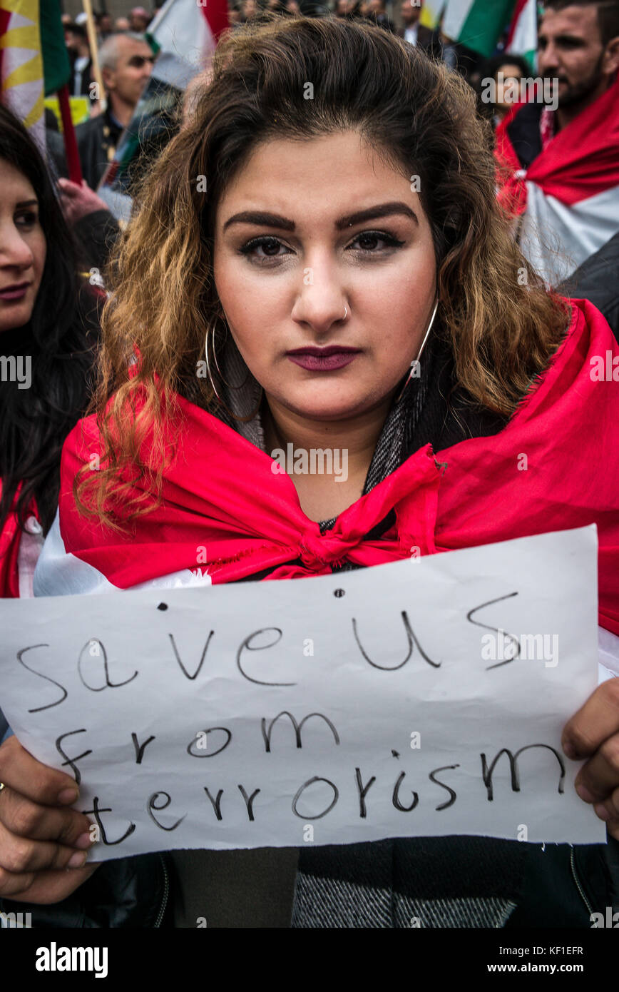 I curdi protestano di fronte alla sede del Consiglio europeo a Bruxelles, Belgio, contro 25.10.2017 manifestanti accusano l'UE di essere passiva e chiedono l'azione contro la violenza delle milizie irachene, iraniane e sciite PMF sul Kurdistan. Le forze irachene e le milizie Hashd al-Shaabi, filogovernate dagli sciiti, si sono mosse per rivendicare il controllo su Kirkuk da parte dell'autorità curda locale dopo il referendum sull'indipendenza del Kurdistan del 25 settembre. By Wiktor Dabkowski | usage worldwide Foto Stock