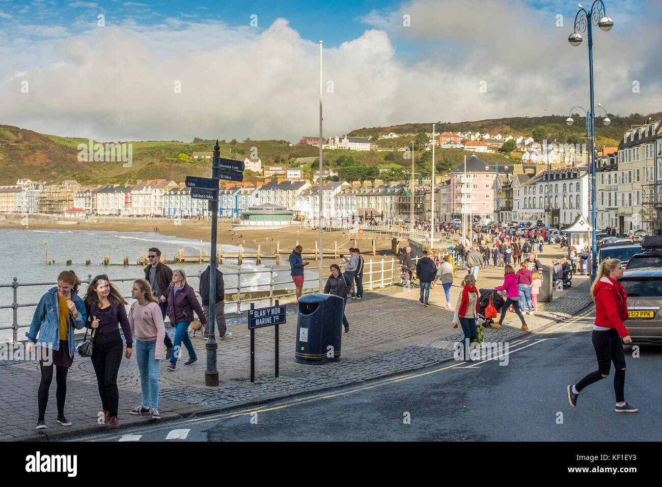 Aberystwyth, Galles, Regno Unito. 25 ottobre 2017. Fortunatamente in coincidenza con le vacanze di metà periodo in Inghilterra, il caldo sole di ottobre arriva ad Aberystwyth. La passeggiata è affollata di turisti al sole. Crediti: Alan Hale/Alamy Live News Foto Stock