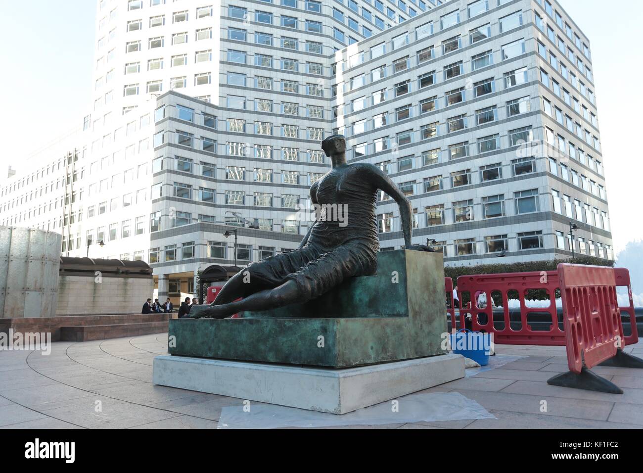 Londra, Regno Unito. 25 ottobre, 2017. Henry Moore sculpture drappeggiati donna seduta ritorna alla estremità est dopo 20 anni "Vecchio Flo" è un Oriente mittente nuovamente, come ella si trasferisce alla sua nuova casa a Canary Wharf Henry Moore seduto drappeggiato donna ha fatto un trionfante ritorno alla East End, a seguito di una ventina di anni di permanenza nello Yorkshire. Affettuosamente noto come 'Vecchio Flo', la famosa scultura in bronzo è stato originariamente alloggiata sul Stifford Estate in Stepney, essendo stato acquistato dallo scultore dal London County Council (LCC) nel 1962 come parte del suo patrocinio ispiratore delle Arti di regime. Foto Stock