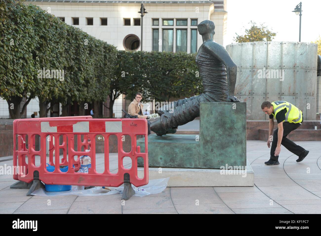 Londra, Regno Unito. 25 ottobre, 2017. Henry Moore sculpture drappeggiati donna seduta ritorna alla estremità est dopo 20 anni "Vecchio Flo" è un Oriente mittente nuovamente, come ella si trasferisce alla sua nuova casa a Canary Wharf Henry Moore seduto drappeggiato donna ha fatto un trionfante ritorno alla East End, a seguito di una ventina di anni di permanenza nello Yorkshire. Affettuosamente noto come 'Vecchio Flo', la famosa scultura in bronzo è stato originariamente alloggiata sul Stifford Estate in Stepney, essendo stato acquistato dallo scultore dal London County Council (LCC) nel 1962 come parte del suo patrocinio ispiratore delle Arti di regime. Foto Stock