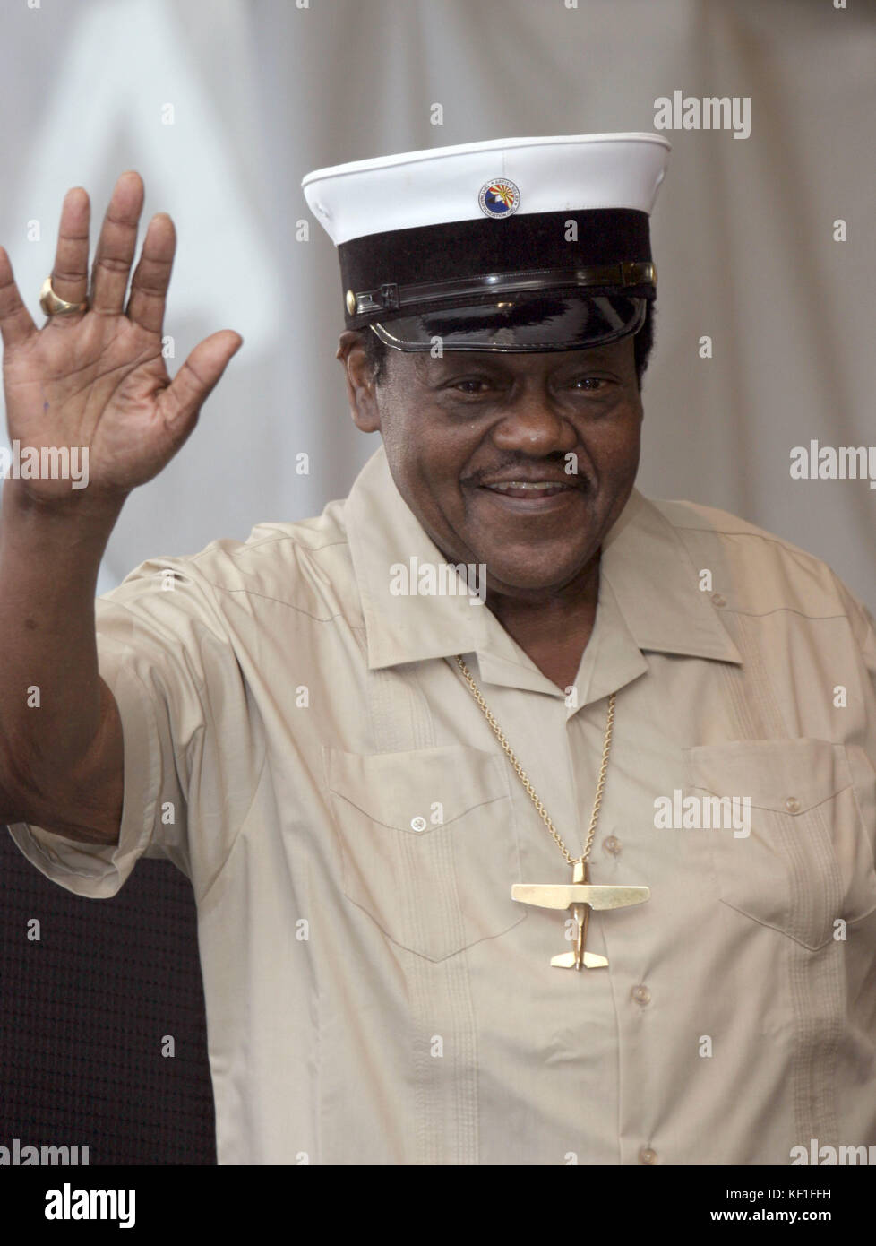 Ottobre 25, 2017 - Fats Domino, uno dei più influenti rock and roll esecutori degli anni cinquanta e sessanta, muore di età compresa tra i 89. Nella foto: Maggio 07, 2006 - New Orleans, Louisiana, Stati Uniti - Una difficoltà Fats Domino ha preso brevemente la tappa domenicale per scusarsi e ringraziare i suoi fan per il loro supporto. domino annullato la sua performance di parecchie ore prima che egli si aspettava di chiudere jazzfest. (Credito immagine: © marianna giorno massey/zumapress.com) Foto Stock