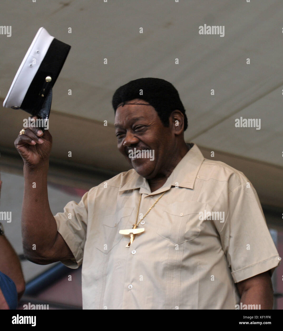 Ottobre 25, 2017 - Fats Domino, uno dei più influenti rock and roll esecutori degli anni cinquanta e sessanta, muore di età compresa tra i 89. Nella foto: Maggio 07, 2006 - New Orleans, Louisiana, Stati Uniti - Una difficoltà Fats Domino ha preso brevemente la tappa domenicale per scusarsi e ringraziare i suoi fan per il loro supporto. Domino ha annullato la sua performance di parecchie ore prima che egli si aspettava di chiudere Jazzfest. (Credito Immagine: © Marianna giorno Massey/ZUMAPRESS.com) Foto Stock
