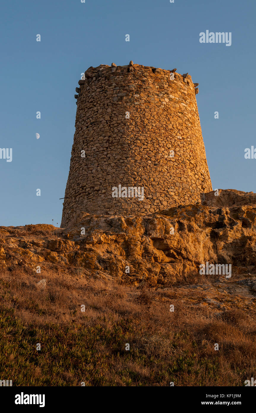 La Corsica e Ile Rousse (isola rossa): tramonto sulla torre genovese costruita nel XV secolo sulla sommità del Ile de la pietra (stone island), il promontorio Foto Stock