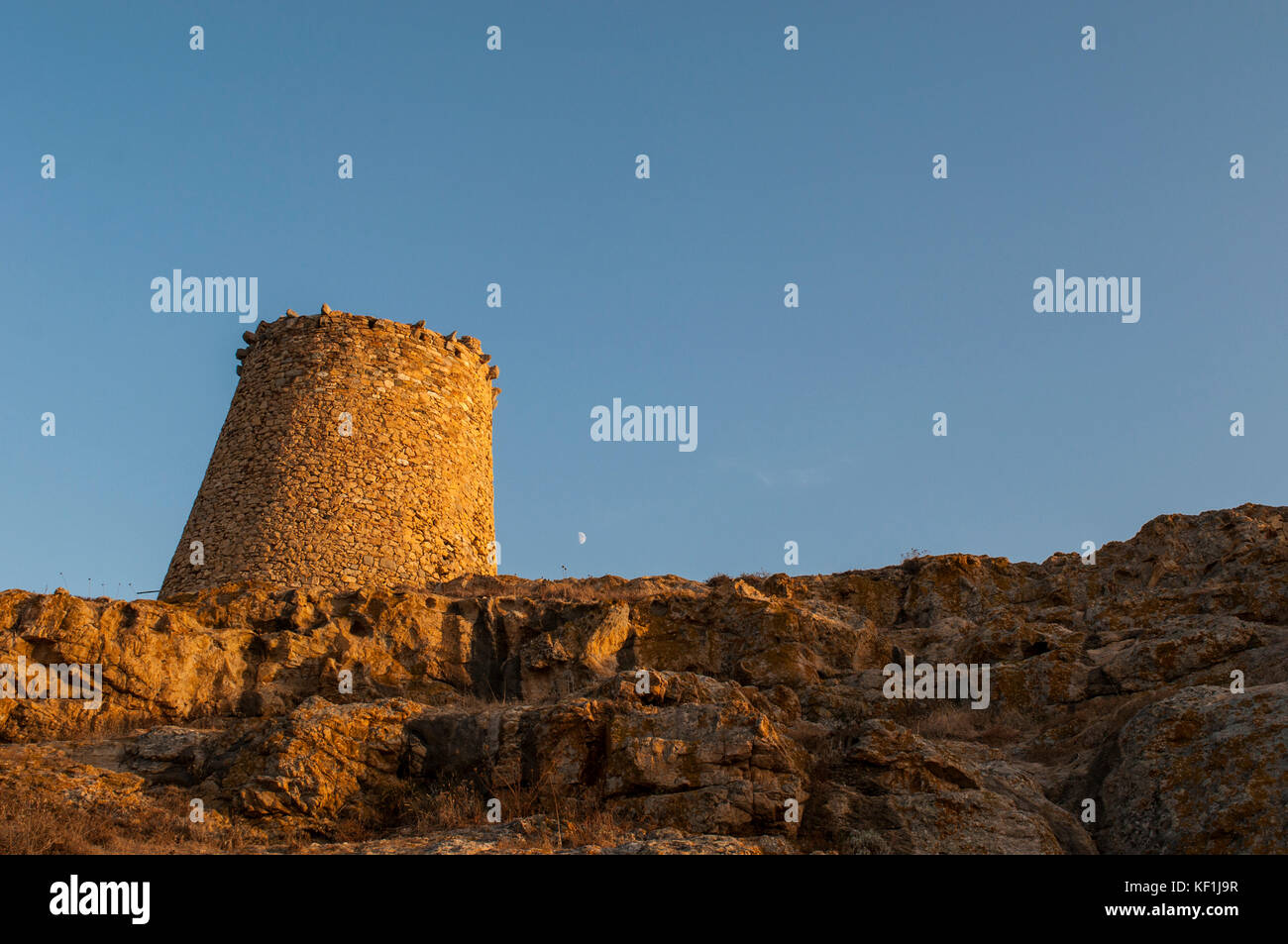 La Corsica e Ile Rousse (isola rossa): tramonto sulla torre genovese costruita nel XV secolo sulla sommità del Ile de la pietra (stone island), il promontorio Foto Stock