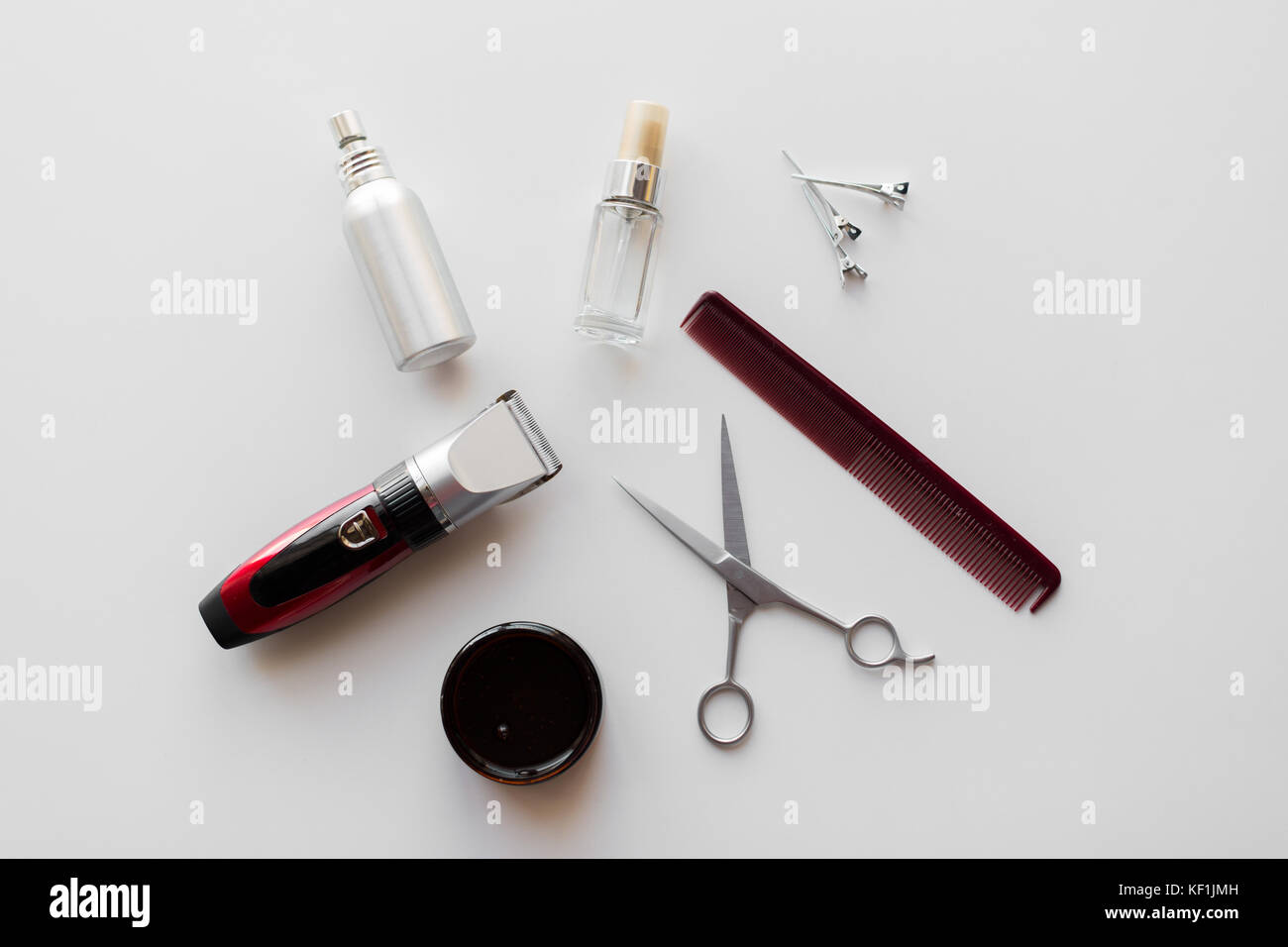 Styling spray per capelli, rifinitore e forbici Foto Stock
